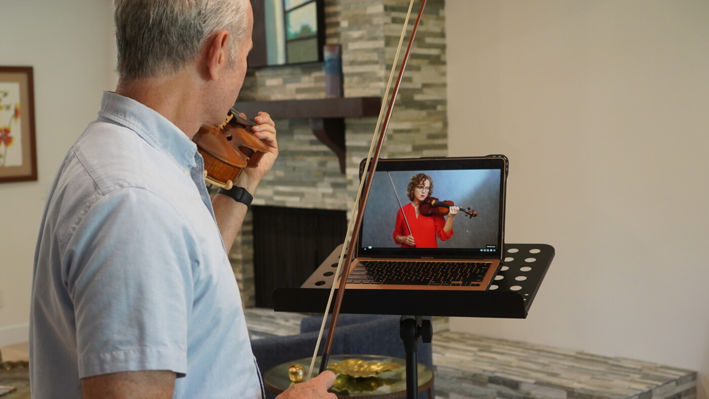 Adult Learning to Play Violin with violinlab.com